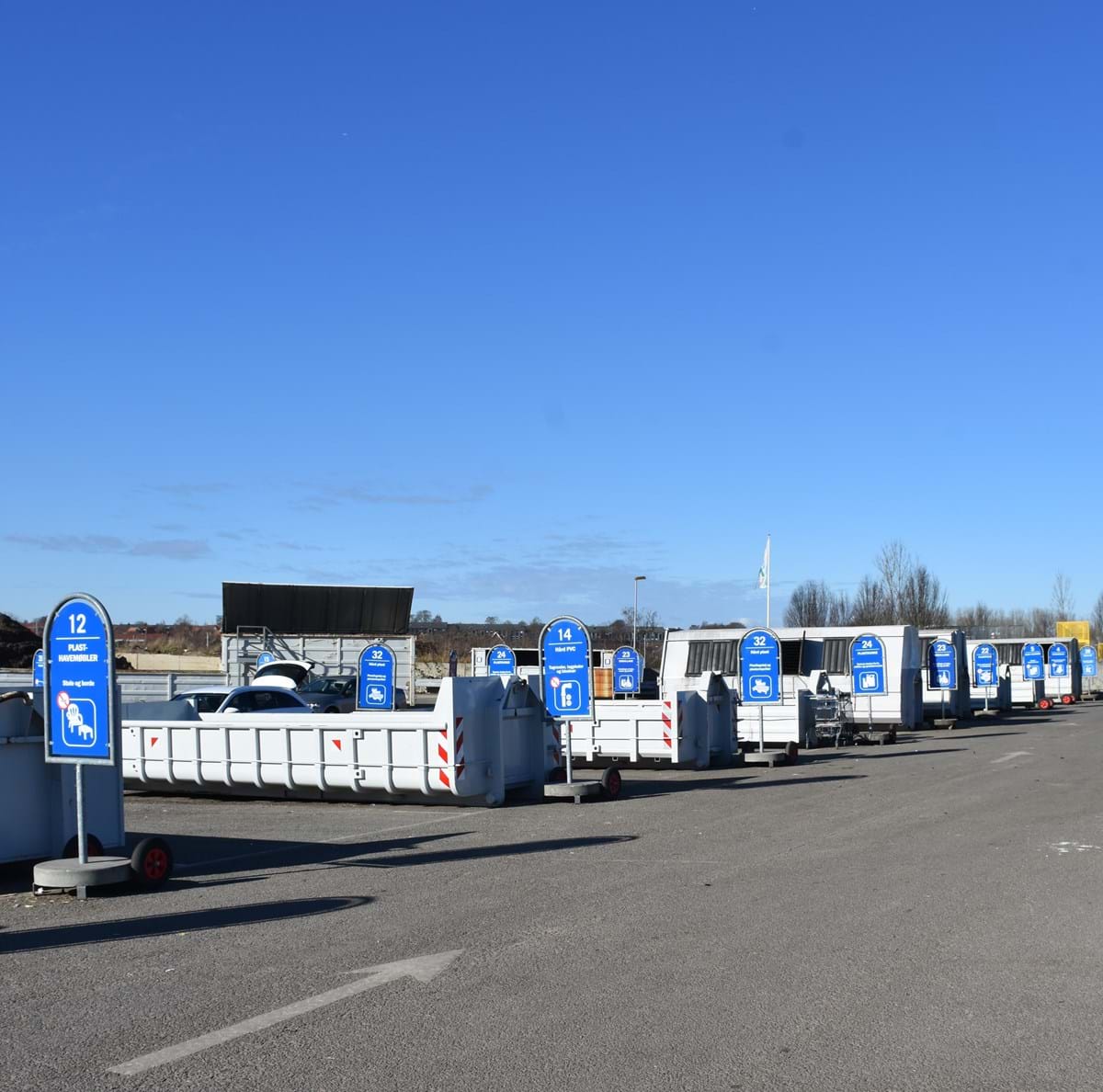 Bil med trailer på genbrugspladsen