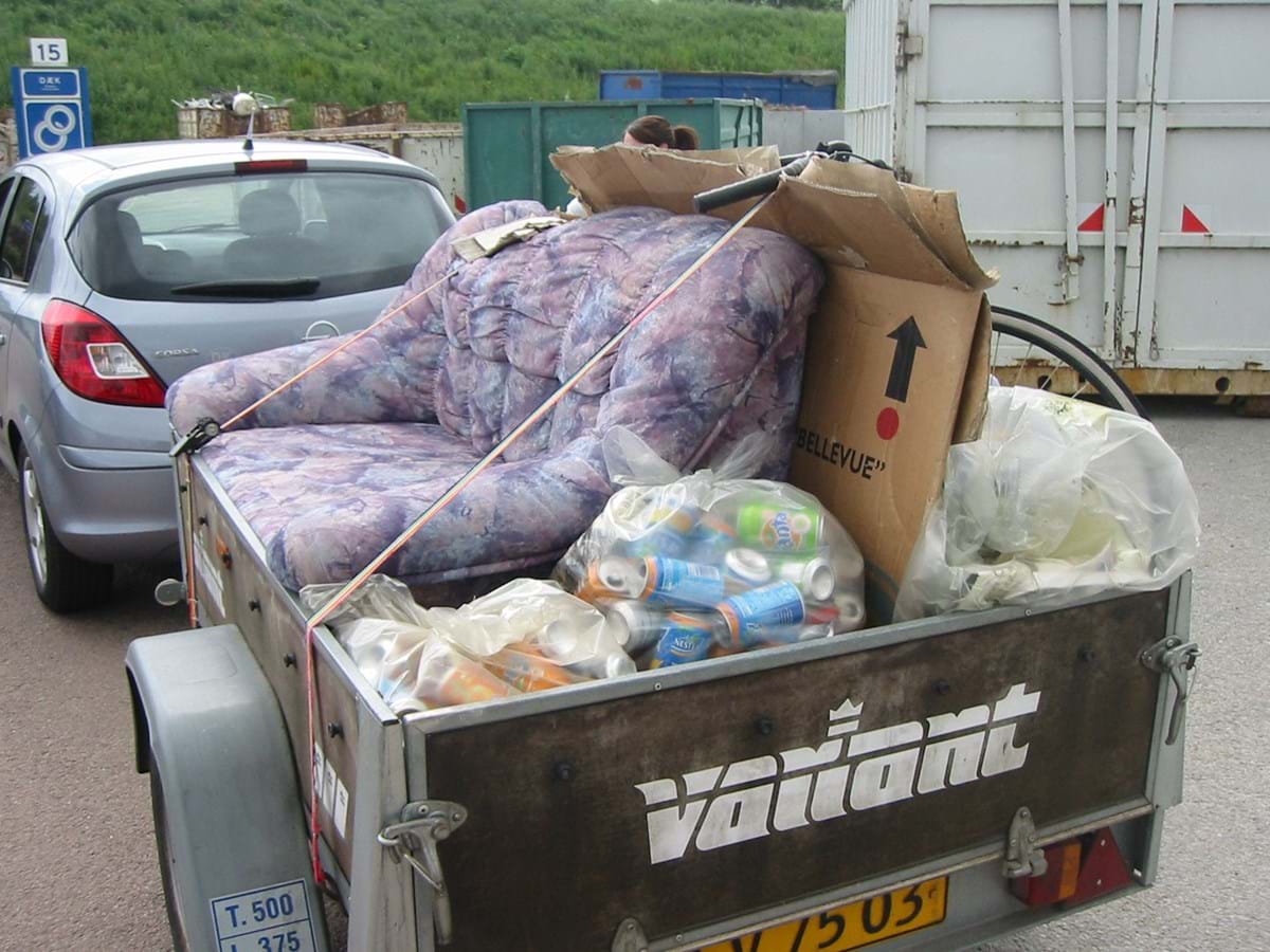 Trailer pakket med genbrug og affald