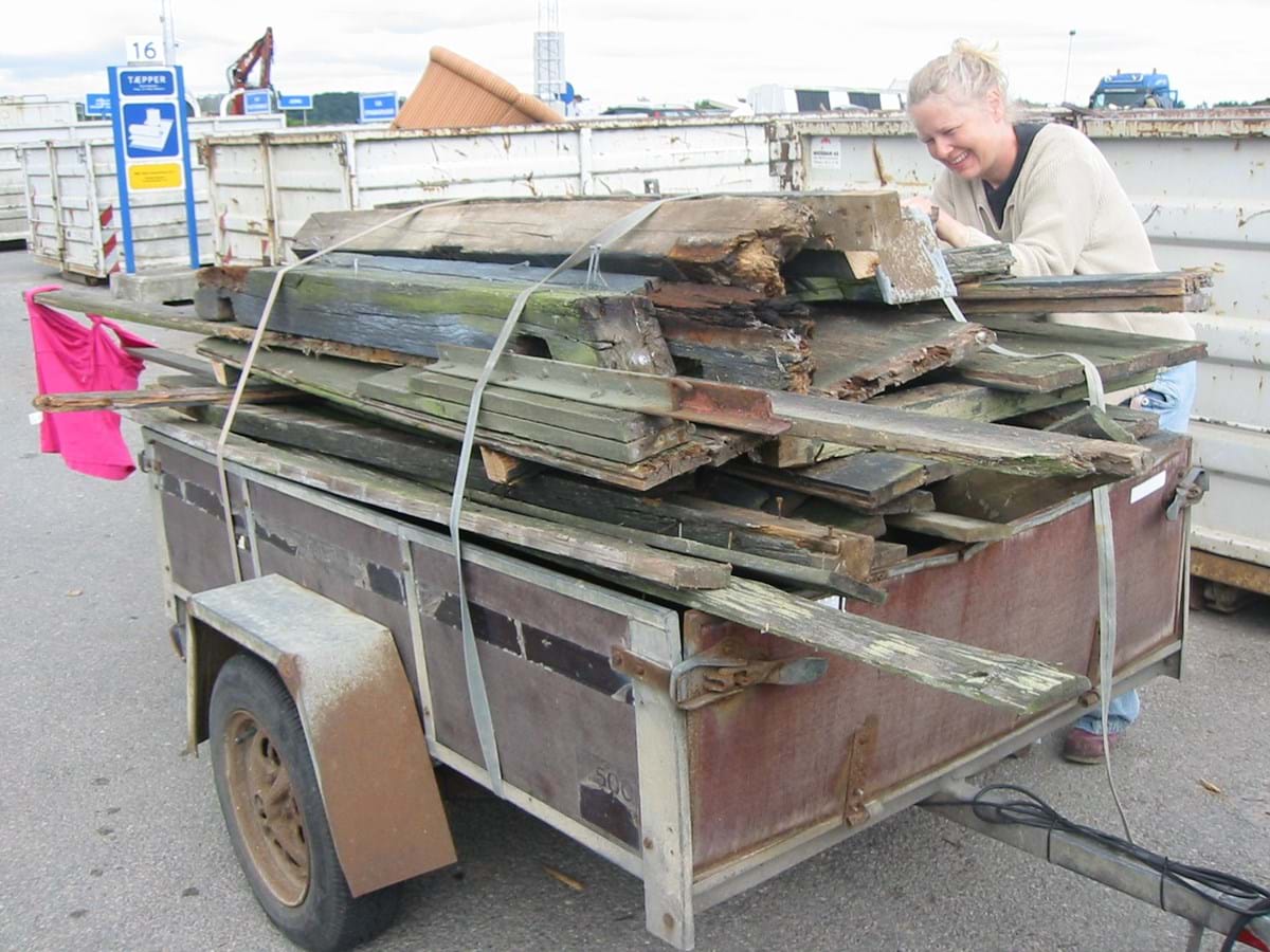 Trailer pakket med træ